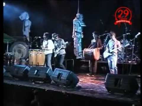 zarulfarizul - Lagu ini menceritakan tentang kepahlawanan melayu dimasa dulu. Apakah dimasa sekarang ini pajabat dan penguasa masih memperhatikan kepentingan rakyat ?. Semo...