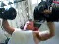 Das bin ich beim Brusttraining (Kurzhantelschrägbankdrücken) mit 45 Kg Hanteln im Sommer 2006...