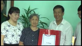 Đ/c Phạm Ngọc Hải, PCT HĐND thành phố tặng quà người có công nhân ngày 27-7