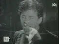 italiafrancia.blogspot.com si ce soir j'ai pas envie d' rentrer tout seul si ce soir j'ai pas envie d' rentrer chez moi si ce soir j'ai pas envie d' fermer ma gueule si ce soir j'ai envie d' me casser la voix casser la voix, casser la voix casser la voix, casser la voix j' peux plus croire, tout c' qui est marqu� sur les murs j' peux plus voir, la vie des autres meme en peinture j' suis pas l� pour les sourires d' apr�s minuit m'en veux pas, si ce soir j'ai envie d' me casser la voix, casser la voix casser la voix, casser la voix les amis qui s'en vont et les autres qui restent se faire prendre pour un con par des gens qu'on d�teste les rendez-vous manqu�s et le temps qui se perd entre des jeunes us�s et des vieux qui esp�rent et ces flashes qui aveuglent a la t�l� chaque jour et les salauds qui beuglent la couleur de l'amour et les journaux qui tra�nent, comme je tra�ne mon ennui la peur qui est la mienne, quand je m' r�veille la nuit casser la voix, casser la voix casser la voix, casser la voix et les filles de la nuit qu'on voit jamais le jour et qu'on couche dans son lit en appelant ca d' l'amour ! et les souvenirs honteux qu'on oublie d'vant sa glace en s' disant j' suis degueu mais j' suis pas d�gueulasse ! doucement les reves qui coulent sous l' regard des parents et les larmes qui roulent sur les joues des enfants et les chansons qui viennent comme des cris dans la gorge envie d' crier sa haine comme un chat qu'on �gorge casser la voix, casser la voix casser la  ... 