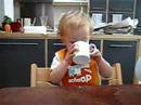 drinken uit een bekertje