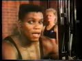 Het is 1987.  Op de vooravond van de oprichting van de eerste Vlaamse commerciële TV-zender VTM (1989) pakt de toenmalige BRT uit met een grootschalige live-show in samenwerking met de Nationale Loterij: 'Pak De Poen -- De Show van Eén Miljoen'.  Manu en René Verreth, twee acteurs uit het jaren voordien immens populaire 'De Collega's', een mooi gemaakte humoristische serie over het reilen en zeilen van een groep ambtenaren op één of ander ministerie, zullen het geheel presenteren.De show wordt een regelrechte ramp: René en Manu Verreth drukken zich uit in een kaduuk soort ambtenarentaal, de studiolichten vallen uit, knoppen die de kandidaten moeten gebruiken om 'af te drukken' doen het niet, afstandsbestuurde wagentjes voor één van de showproeven worden gestoord door draadloze microfoons, de presentatoren worstelen met de spelregels én dus ook met de jury, de in die tijd meer dan beruchte BRT-telefooncentrale toont zich van de meest nukkige kant, en tot overmaat van ramp vergeet René Verreth de naam van Percy...  Percy....    juist, dames en heren!Nadien volgen nog twee afleveringen van de show, maar die worden gepresenteerd door Luc Appermont.  Na drie afleveringen wordt de show afgevoerd.Op de VRT waren tot enkele jaren geleden heel af en toe nog wel eens héél korte fragmenten uit die beruchte show te zien, maar de VRT lijkt het geheel liefst zo vlug mogelijk te willen vergeten.  De originele bandopname van de show zou, althans dat beweren kwatongen, door René en/of Manu ontvreemd zijn uit het archief van de openbare omroep, maar niets is minder waar.  Getuige daarvan de hele uitzending die je nu, 20 jaar na uitzending, hier integraal te zien krijgt.  Zorg dat je niet gestoord kan worden, en go ahead, het is de moeite waard!!