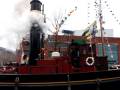 videos de de stoomboot van sinterklaas vaart voor bij.