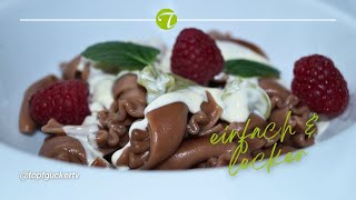 Kakao Nudel mit selbstgemachter Vanilleso&szlig;e und Himbeeren