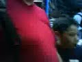 un loco bailando en tepito entre los puestos