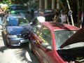 Caminh�o de c�co desgovernado atinge 6 carros estacionados