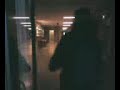 Zaff doet dikke wheelie door de gang van revius lyceum wijk