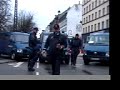 Polititalsmand deler sten ud