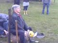 Lou zit op de carbidbus