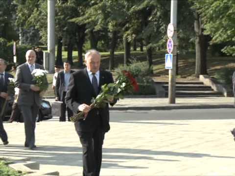 Президент Николае Тимофти возложил цветы к памятнику Штефана чел Маре ши Сфынт 