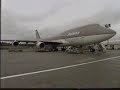 ジェット機の噴射でクルマが吹き飛ばされた？！のサムネイル1