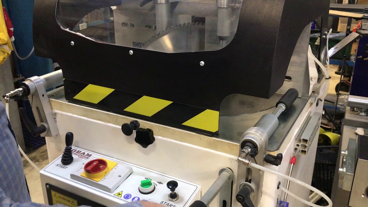 ניסור אוטומטי של פרופילי אלומיניום עם מנהל הניסור של אופרה