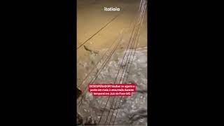 Desesperador: mulher se agarra em poste em meio à enxurrada 