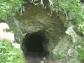 Pausa sul sentiero per TONOKOV GRAD, davanti ad una caverna artificiale usata come ricovero dai soldati durante la prima guerra mondiale. Un minifilmato ripreso (con la macchina fotografica digitale) domenica 8 luglio 2007, facente parte di una serie di video della gita il cui resoconto si può leggere su http://ferrimarco.blogspot.com