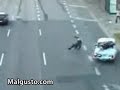 Accidente espectacular de moto por culpa de un coche