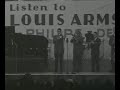 muziekoptreden van jazzmusicus louis armstrong in de houtrusthallen te den haag. wachtenden stromen naar binnen, waarna armstrong met o.a. soliste velma middleton optreedt met onder meer 