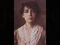 piosenk? ?piewa 
agnieszka chrzanowska
camille claudel
ur. 8 grudnia 1864 w f�re-en-tardenois,zm.19 pa?dziernika 1943 w montfavet ko?o awinionu) - francuska rze?biarka

urodzi?a si? w skromnej rodzinie. jej m?odszy brat paul claudel zosta? znanym poet? i dyplomat?. camille ju? w dzieci?stwie postanowi?a zosta? rze?biark?. studiowa?a na acad�mie colarossi. oko?o 1884 zacz??a rze?bi? w pracowni rodina. zosta?a jego kochank?. pragn??a z nim zosta?, ale on nigdy nie opu?ci? swojej ?ony rose beuret. zasz?a z nim w ci???. jednak poroni?a i zapad?a na g??bok? depresj?. claudel i rodin mieli na siebie ogromny wp?yw artystyczny. m�wi?o si? nawet, ?e to rodin wzoruje si? na pracach claudel.

od 1903 roku wystawia?a swoje prace w salonie artyst�w francuskich. rze?by claudel by?y niezmiernie dynamiczne, wykonywane na og�? w kamieniu i br?zie. octave mirabeau pisa? o niej 