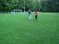 Nicole und Leeanne versuchen Frisbee zuspieln :D