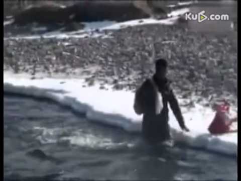 寒冬中家长背学生趟水上学(视频)