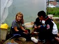 Niños escogiendo alubias