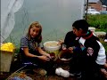 Niños escogiendo alubias