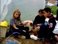 Niños escogiendo alubias