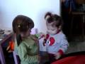 Valentina y Sofia bailando la conga