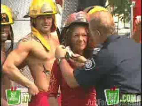 Tomándose una Foto con Bomberos Desnudos - Cámara Oculta