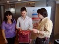 jos� mar�a p�rez. teniente de alcalde de gij�n, saluda a los miembros de hyne.

entrega de la bandera a los miembros de hyne en cancilleria.