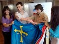 jos� mar�a p�rez. teniente de alcalde de gij�n, saluda a los miembros de hyne.

entrega de la bandera a los miembros de hyne en cancilleria.