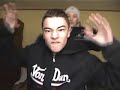 doi baieti danseaza pe rap strain