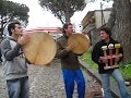 ecco la triade della tammorra.antonio detto conan il tammurraro(v.sinistra);vincenzo detto brigidino(v.destra)e infine riccardino ovvero il nipotino di zi'riccardo(centrale)