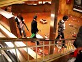 Un hombre resultó levemente herido. A causa de la intensa lluvia el agua, qua ya se filtraba con fuerza en el vestíbulo, ejerció la presión suficiente para arrancar de cuajo una parte de la pared de la estación de metro Verdaguer (Barcelona). * No se aprecia a primera vista, pero en el minuto 1'01 mi hermano me repite 