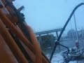 Excavadora parada por nieve