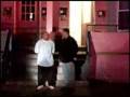 videos de Man climbs on roof to avoid arrest