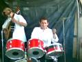 Orlando Patiño tocando bateria