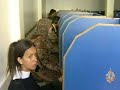 تقرير: إقبال الهامي / الرباط تاريخ بث التقرير:3/7/2008الشبكة العنكبوتية أو الإنترنت أو ثورة المعلومات هي إحدى الإنجازات الفارقة لبنى البشر ، شأنها شأن إنجازات أخرى مثل اكتشاف الكهرباء واختراع الكتابة .في المغرب انتشرت مقاهي الإنترنت منذ انطلاق هذه الخدمة في تسيعنيات القرن الماضي مما أتاح الفرصة لأعداد كبيرة من المواطنين باستخدام الشبكة العنكبوتية . وبعد تفجيرات الدار البيضاء عام ألفين وخمسة فرضت السلطات المغربية رقابة أمنية على مواقع الإنترنت بهدف ملاحقة من وصفتهم بمرتادي المواقع الجهادية