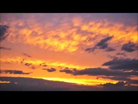 夕空の紙飛行機