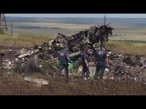 access - CNN's Phil Black reports from the crash site of MH17 where search teams work under the watchful eye of separatists. More from CNN at http://www.cnn.com/ To license this and other CNN/HLN content,...