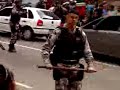 Policia agride vigilante em manifesta��o