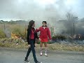 provocando un incendio