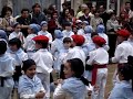 salbatzailelko umeak esku dantzan