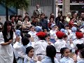 salbatzailelko umeak esku dantzan