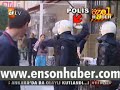 Kafede oturan genci KIZ ARKADAŞININ GÖZÜ ÖNÜNDE copladılar