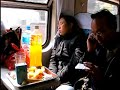 僕の名は羽鳥ヒカル。21歳の元ニート。バングラデシュで家を借りてニートの神になろうと思ったが挫折。ホテルで知り合ったマガンボとタイへと向かった。そのままなりゆきでラオスに入国したが、ビエンチャンの町でマガンボが行方不明なまま、僕はあてもなく先に進んでルアンパバンに到着。そこから中国四川省の成都を目指した。成都にはかわいいパンダがいるからだ！　しかし、乗った中国行きバスに突然トラブルが発生しながらも、メングラに到着。そのまま昆明行きの寝台ベッド付きバスに乗り込んだ。車内の納豆のような刺激臭にガマンしつつ......。そしてついに昆明に到着。ついにパンダのいる成都への列車に乗ったはいいが、16時間もの間、普通座席での旅となった＜INTER NEWS http://internews http://internews.jp ＞