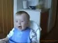 bebe riendose a lo loco