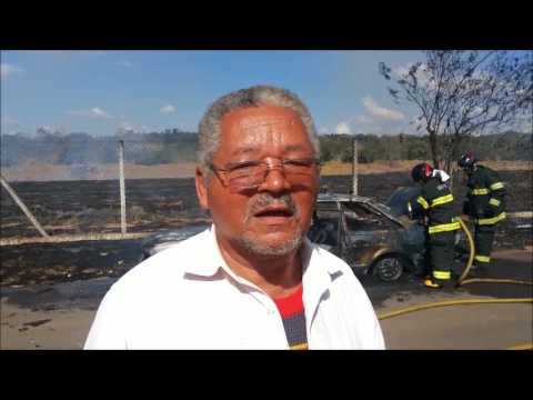 Homem chora após seu carro pegar fogo