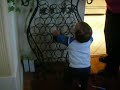 Baby Angel sacude el wine rack