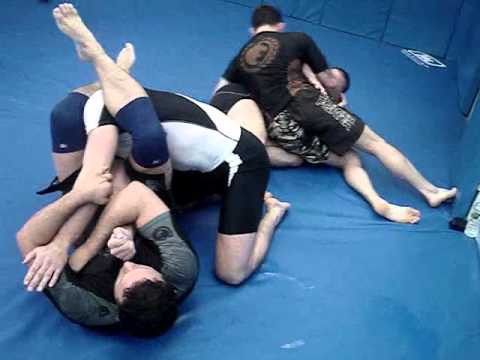 TATAMETV - Em visita a Nova Iorque, a lenda Renzo Gracie recebeu a equipe da TATAME TV em sua academia e treinou forte com os campeões do UFC Frankie Edgar e Georges St...