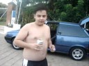 Gordinho da praça imitando a galinha